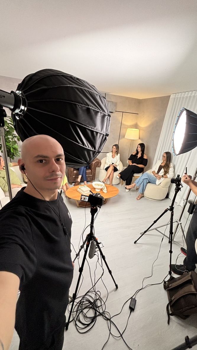 Lucas Fortes em set de filmagem com iluminação profissional